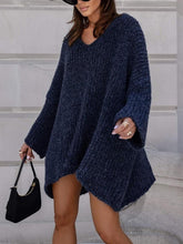 Suéter holgado con cuello en V, mangas murciélago y dobladillo irregular